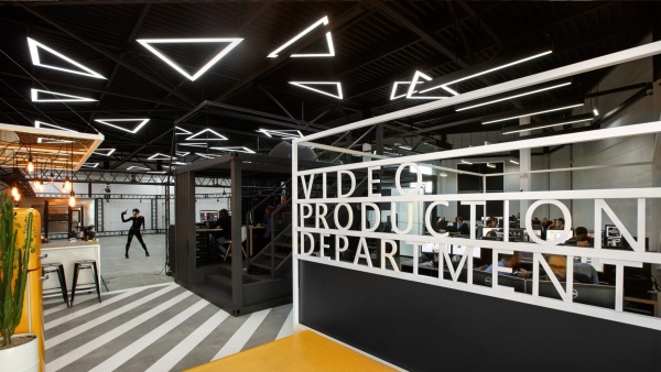 Подвесной профильный светильник треугольник белый SILED TRIGON-PROF 1960х1700х50х70 (135 Вт)